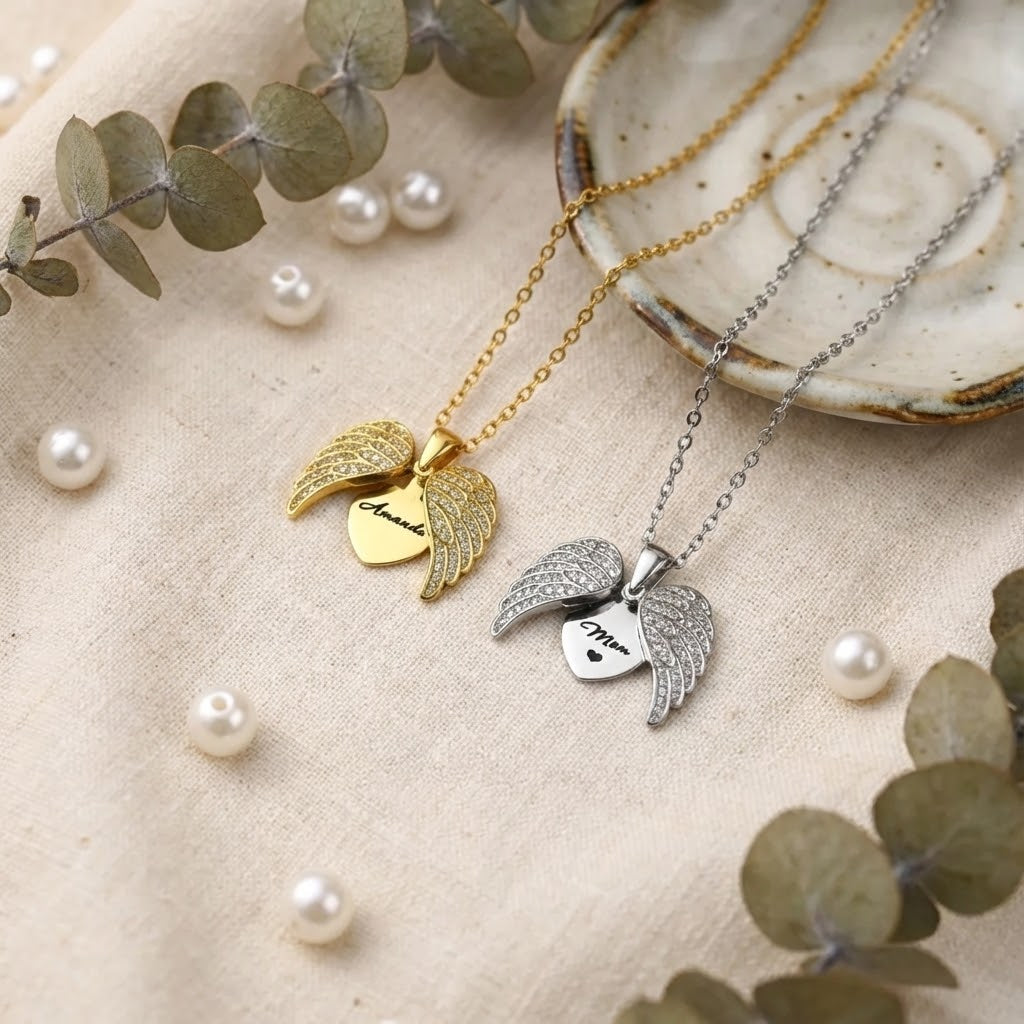 Collier Ailes d’Ange – Pendentif Cœur Gravé & Strass Étincelants