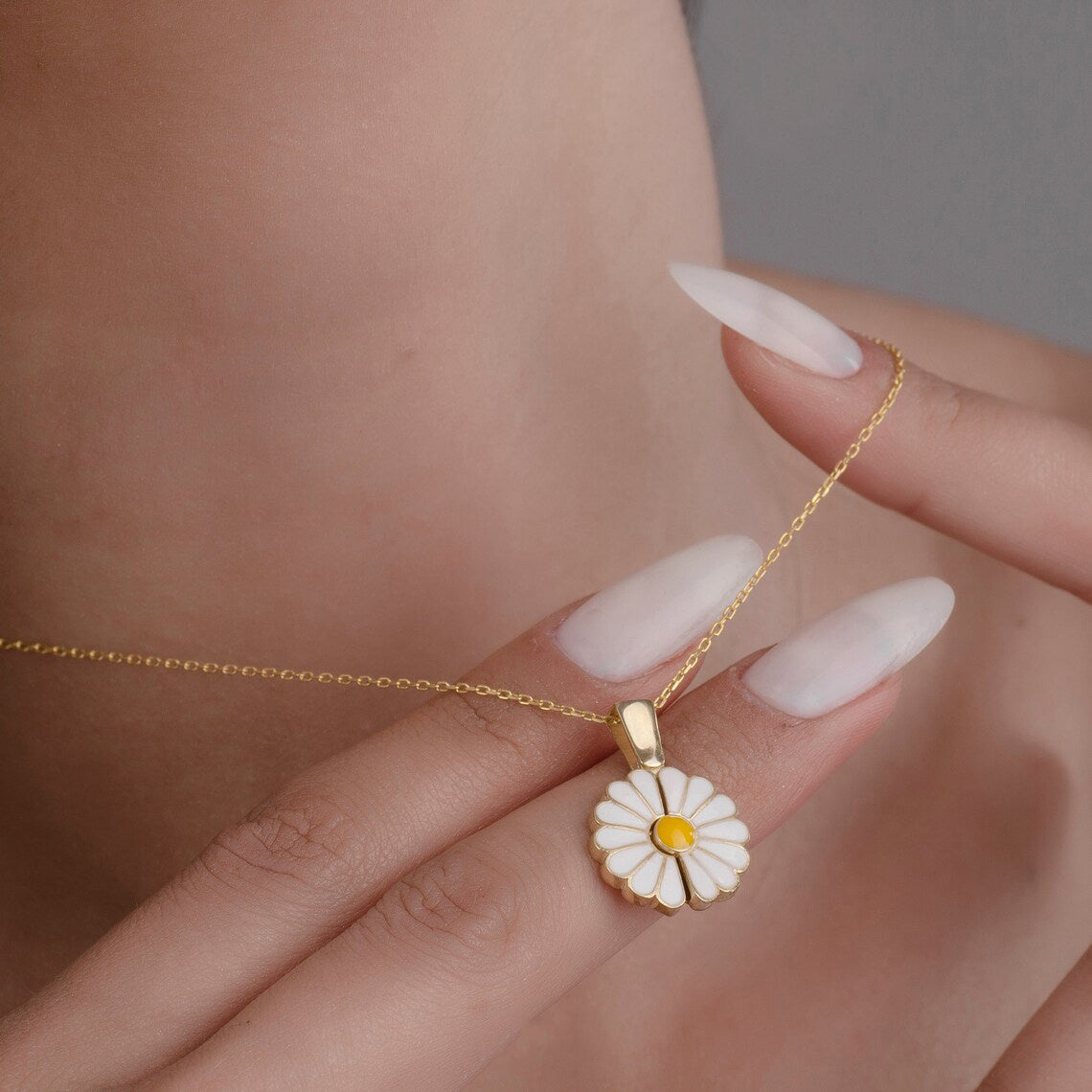 Collier Marguerite Doré – Pendentif Ouvrable avec Message Gravé