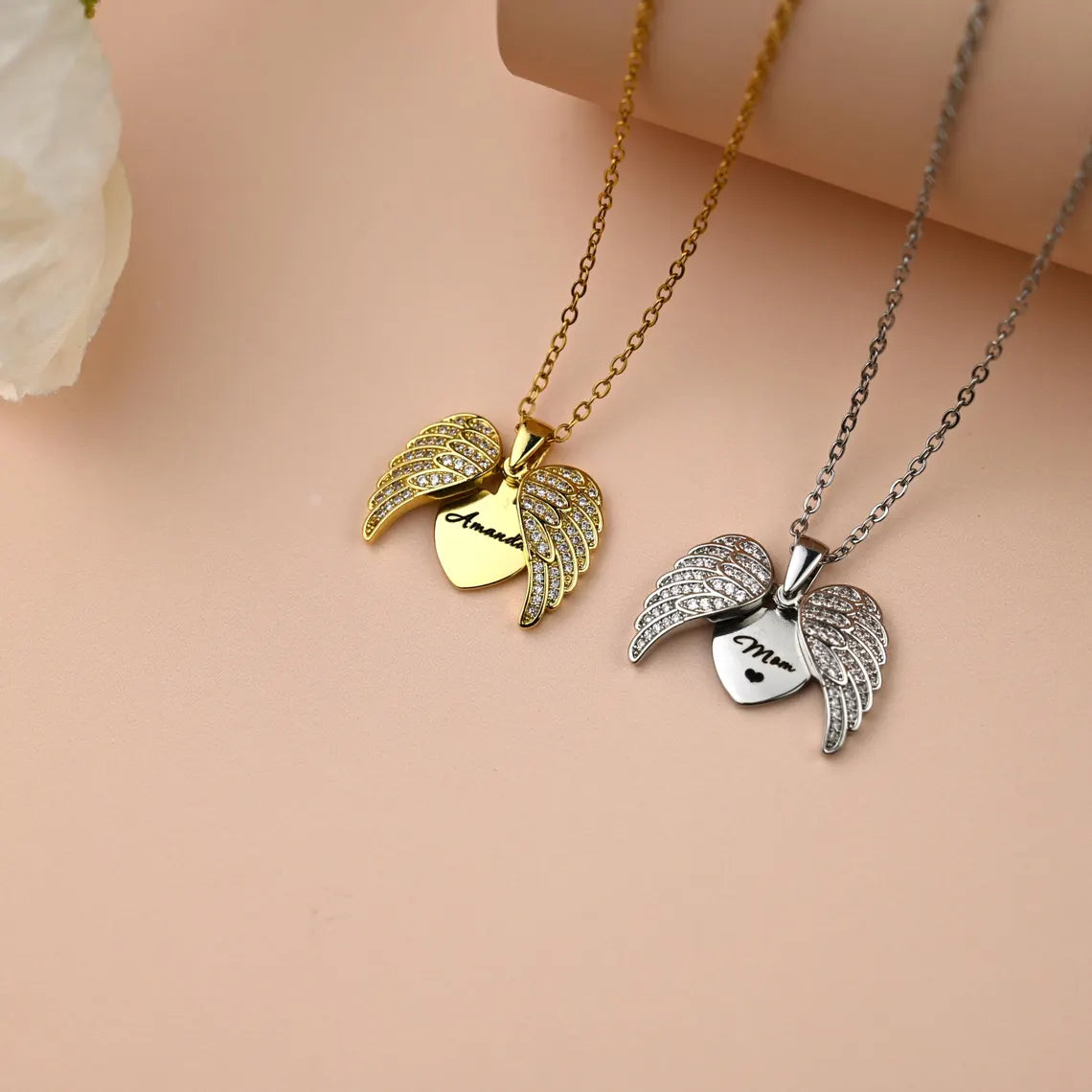 Collier Ailes d’Ange – Pendentif Cœur Gravé & Strass Étincelants
