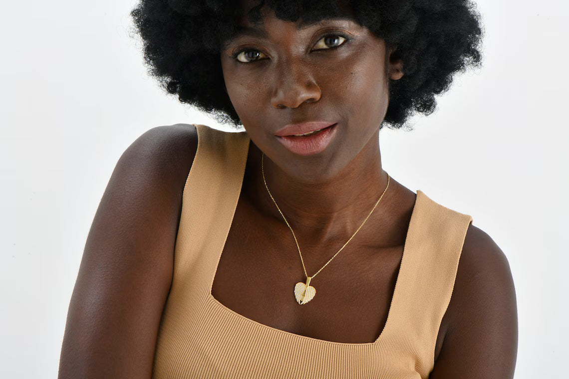 Collier Ailes d’Ange – Pendentif Cœur Gravé & Strass Étincelants