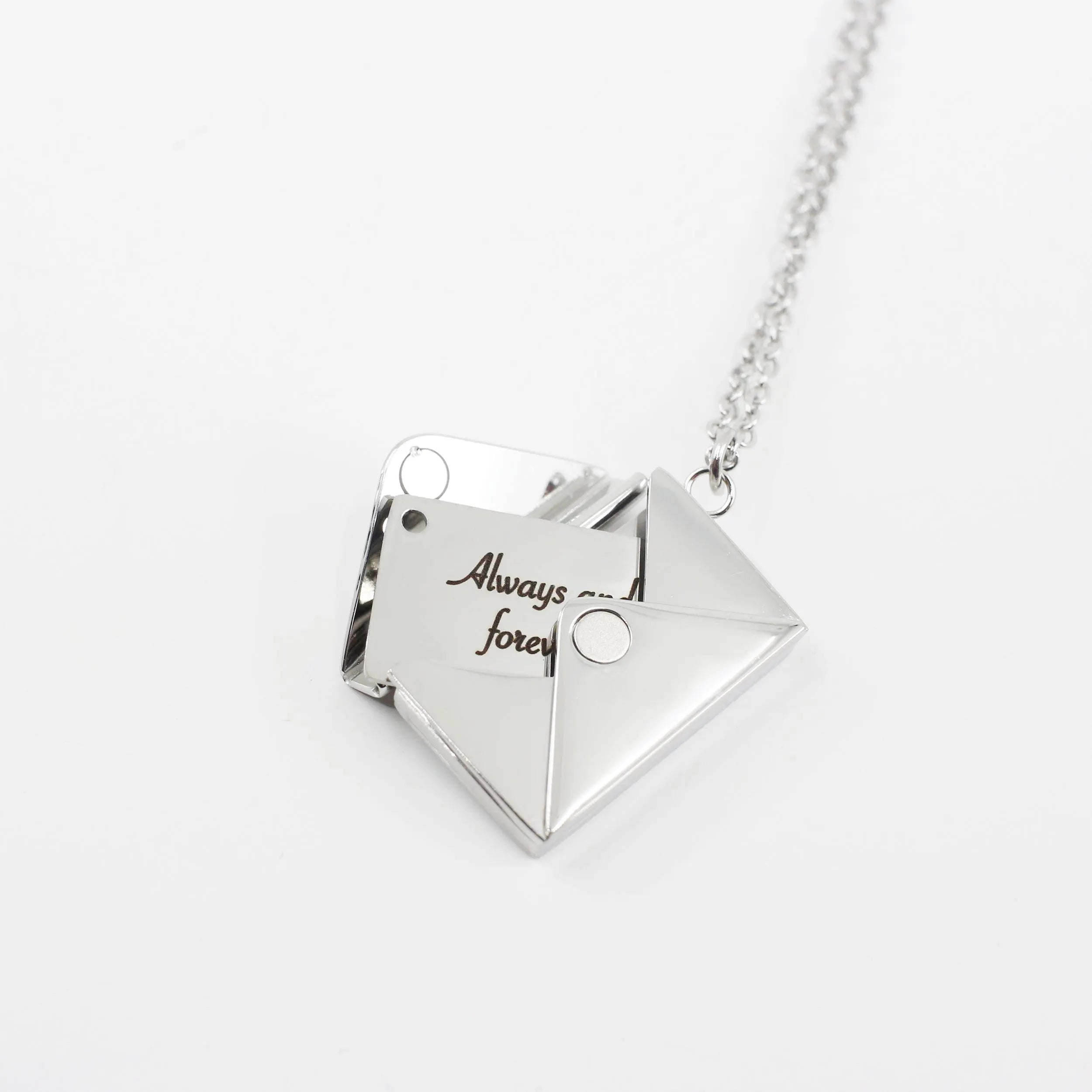 Collier Enveloppe Personnalisé – Message Secret Gravé