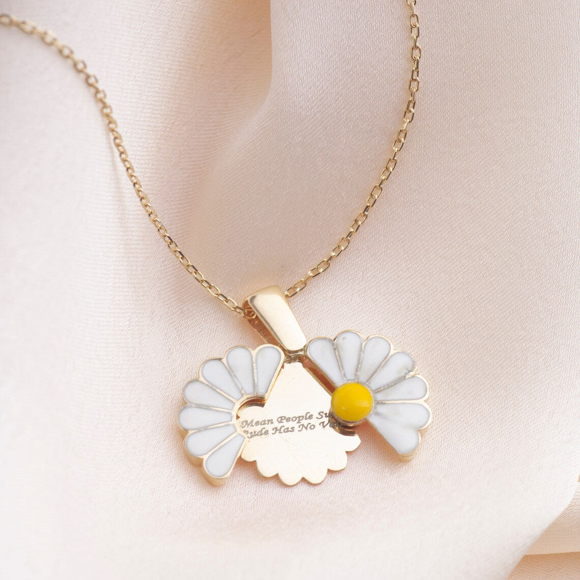 Collier Marguerite Doré – Pendentif Ouvrable avec Message Gravé