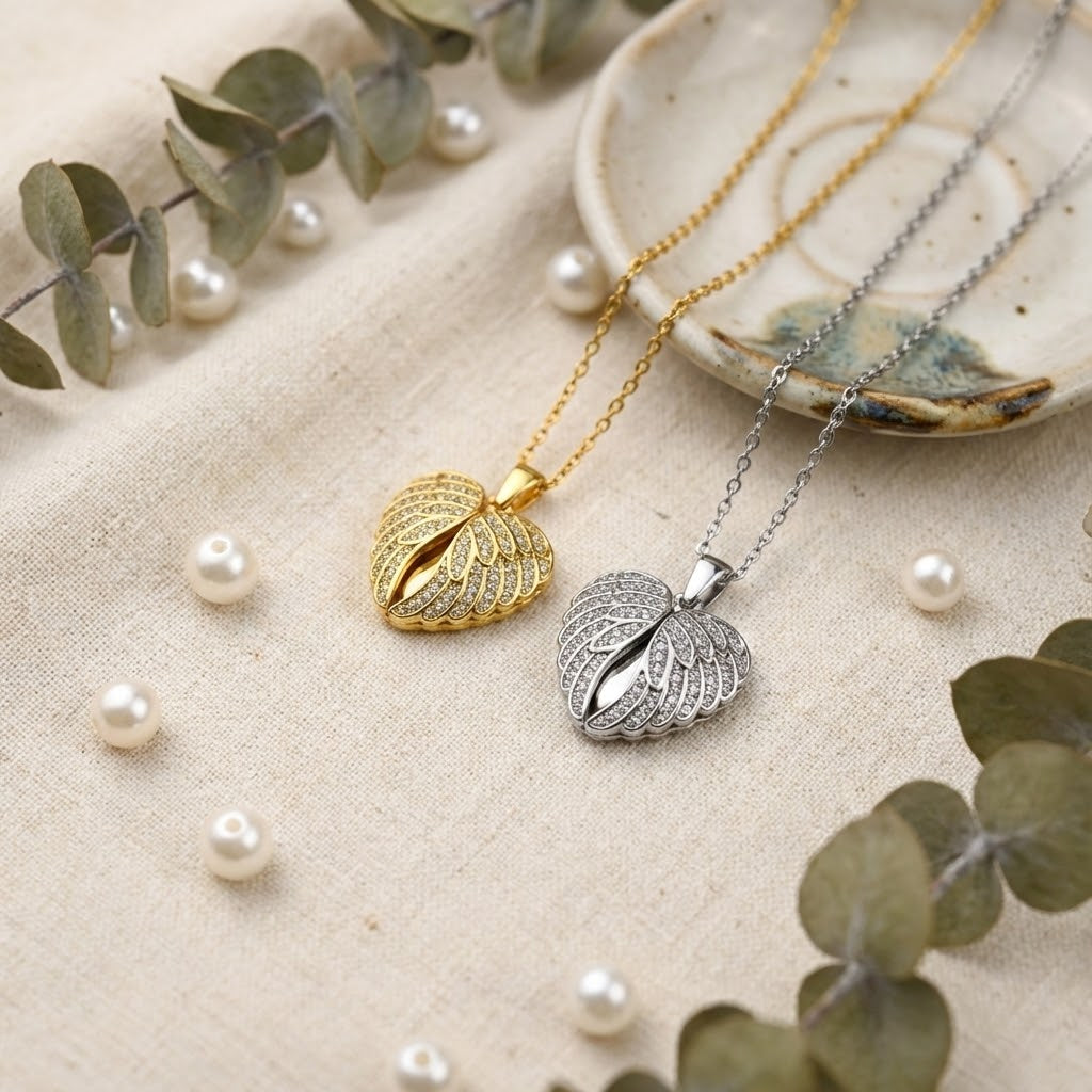 Collier Ailes d’Ange – Pendentif Cœur Gravé & Strass Étincelants