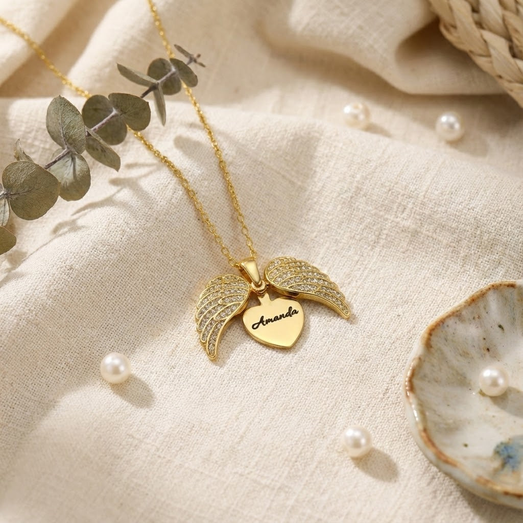 Collier Ailes d’Ange – Pendentif Cœur Gravé & Strass Étincelants