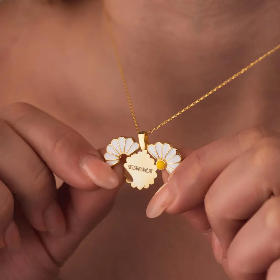 Collier Marguerite Doré – Pendentif Ouvrable avec Message Gravé