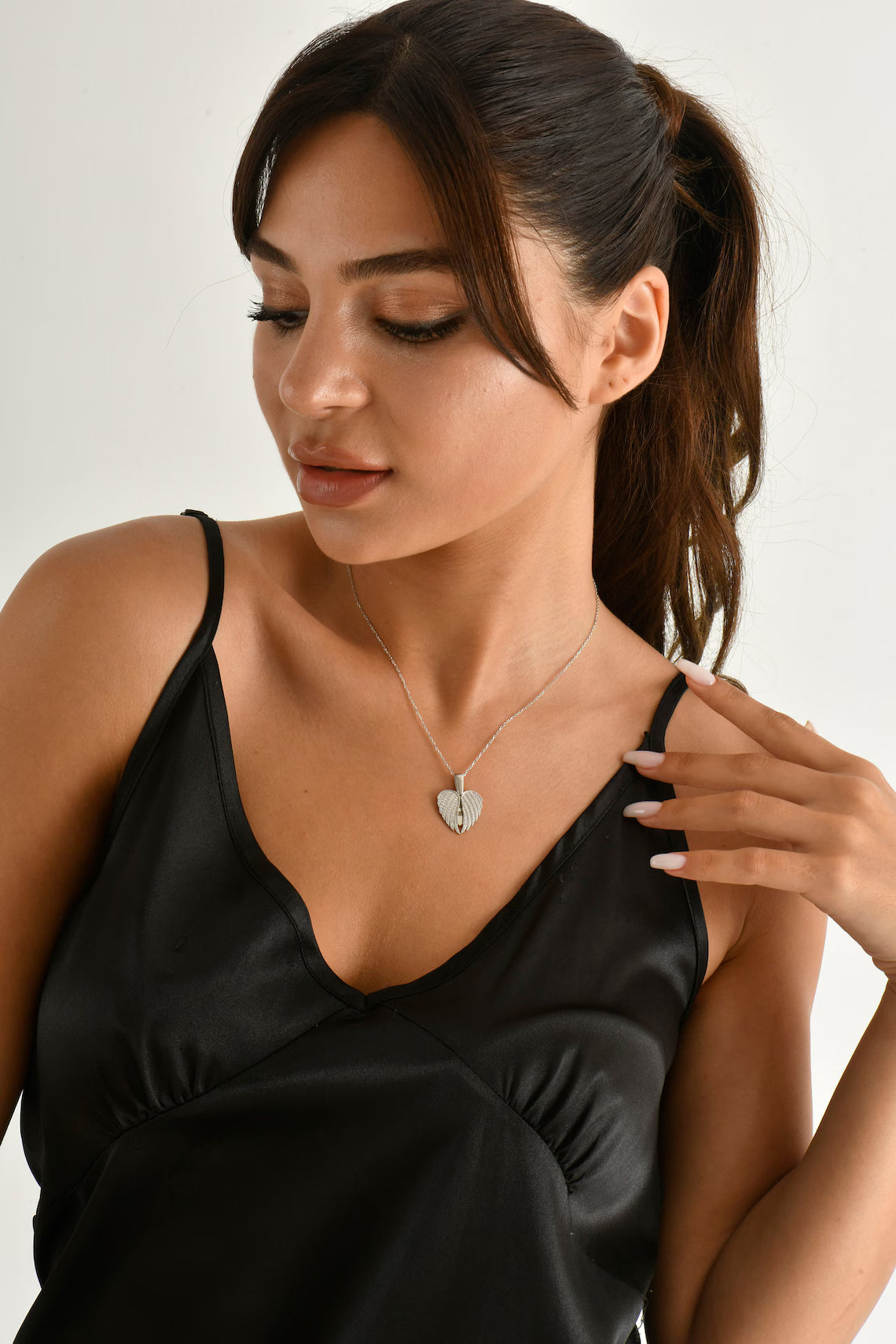 Collier Ailes d’Ange – Pendentif Cœur Gravé & Strass Étincelants